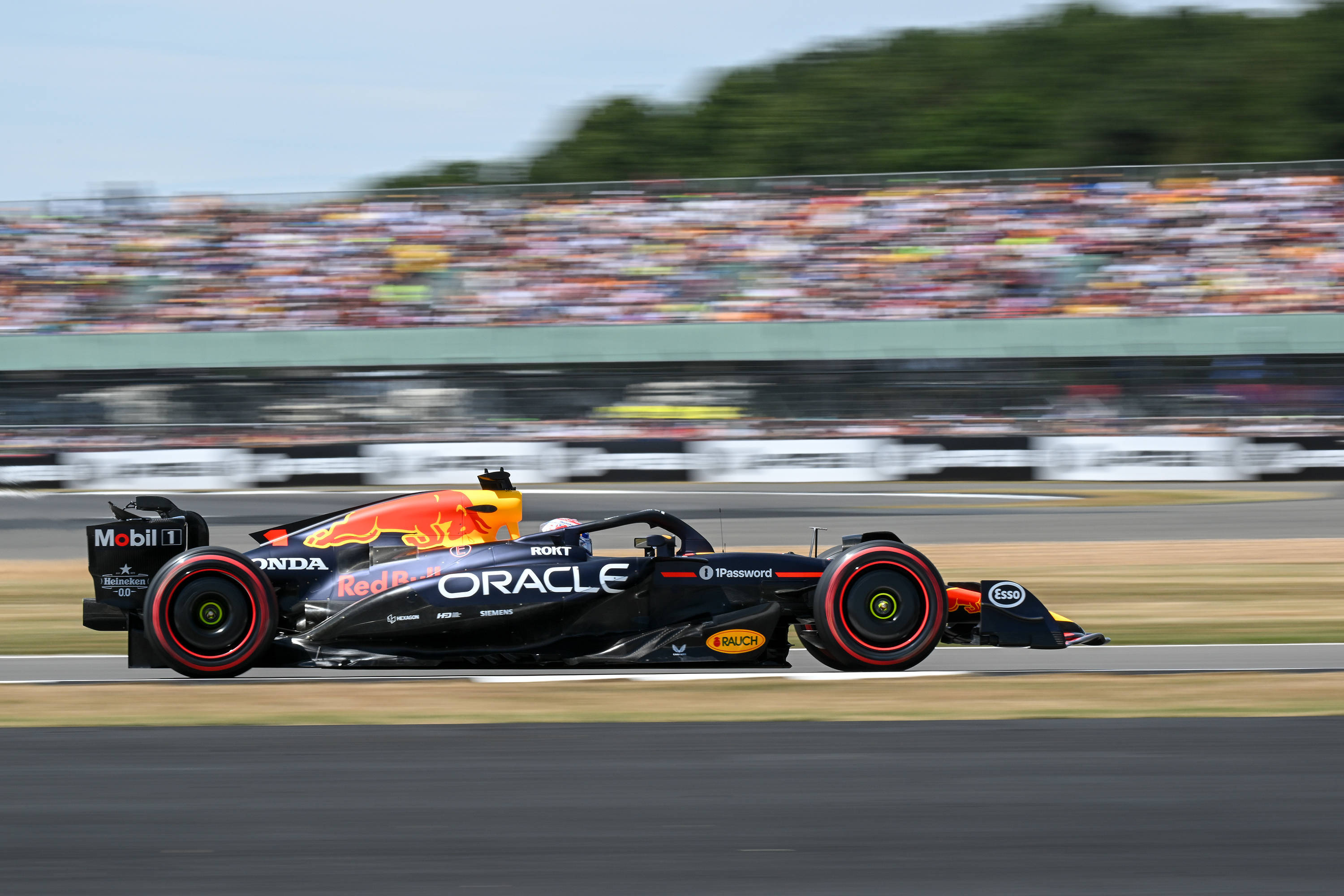 哈斯车队碾压梅赛德斯，拉塞尔带队取胜